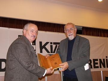 Kalp Krizi sonucu vefat eden Türk Şiirinin üretken ve güçlü seslerinden Şair Kemal Özer'in ölümü edebiyat dünyasını yasa boğdu.