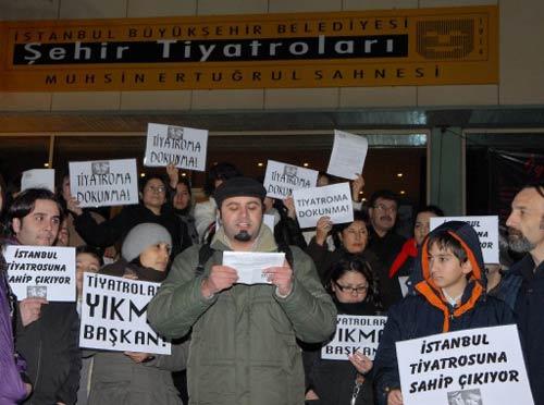 MUHSIN ERTUGRUL SAHNESININ ONUNDE TOPLANAN GRUPTAKILER, ''TIYATROMA DOKUNMA'', ''TIYATROLARI YIKMA BASKAN'' VE ''ISTANBUL TIYATROSUNA SAHIP CIKIYOR'' YAZILI PANKARTLAR ACTI. (AA - AZIZ UZUN - 27/12/2007)
