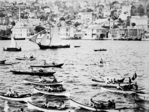 İstanbul'a varışında ahali tarafından karşılanan heyet