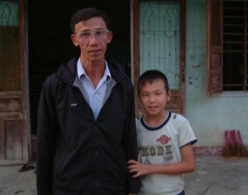 Çok sevdiği karısının ölümüne dayanamayan Vietnamlı bir adam, karısının iskeletini mezardan çıkararak 5 yıl beraber yaşadı. İskeleti kille doldurarak şekil veren adam, elbiseler giydirdikten sonra onu yatağına aldı.