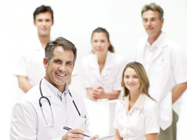 9- Hatırlama güçlükleri yaşadığınızdan şüpheleniyorsanız, doktorunuza danışın. Depresyon, işitme veya görme kaybı, tiroid fonksiyon bozukluğu, bazı ilaçlar, vitamin eksiklikleri ve stres, düzeltilebilir hafıza sorunlarına neden olabilir.