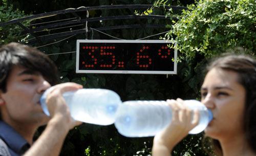 MEVSIM NORMALLERININ UZERINDE SEYREDEN HAVA SICAKLIGI IZMIR'DE DE ETKILI OLUYOR. GOLGEDE 36 DERECE OLCULEN SICAKTAN ETKILENEN VATANDASLAR BOL BOL SU TUKETIYOR. (ANADOLU AJANSI - KENAN CIMEN)