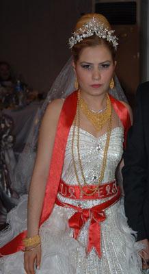 Karagümrük Çetesi olarak bilinen organize suç örgütünün lideri olduğu iddiasıyla cezaevinde tutuklu bulunan Nuriş lakaplı Nuri Ergin'in kızı Gözde Ergin (22), yine kendisi gibi Karagümrüklü olan Erdinç Şen (24) ile dünyaevine girdi. Susurluk hükümlüsü, Ergenekon sanığı Sami Hoştan'ın çiftin şahitliğini yaptığı nikaha, organize suç örgütü lideri olduğu ididasıyla cezaevinde bulunan Sedat Şahin de çelenk gönderdi.