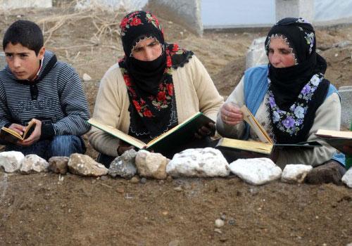 Van'ın Erciş ilçesinde yaşanan depremde hayatını kaybedenler Kurban Bayramı'nın ilk gününde yakınları tarafından mezarları başında dualarla ve gözyaşları içinde anıldı.