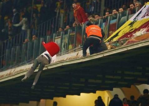 -İNSAN- Galatasaraylı taraftarlar, Galatasaray-Ankaragücü maçında 'Beşiktaş' diye bağıran bir kişiyi 10 metre yükseklikteki tribünden aşağı attı.