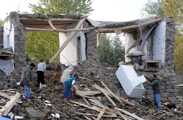 Depremin 7.2 büyüklüğünde vurduğu Van merkeze 30 kilometre uzaklıktaki Yaylıyaka köyü enkaz halinde... Çoğu evin tamamen yıkıldığı köyde yıkılmayanlar da oturulamaz durumda...