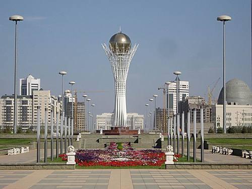 Bu görüşe karşı çıkan R. Rahmedi Arat ise 15.yy tarih sayfasına çıktıklarını ve ‘’Kazak’’ kelimesinin de hür ,serbest ,evsiz ,barksız ,yiğit, mert manalarına geldiğini , bu manaların Çağatay sözlüklerinde var olduğunu dile getirir.
Ayrıca Arat’a göre bu kelime alam gelişmesine uğrayıp ulus adı haline gelir. Arat kelimenin Slavca’ya geçtiğini ve Rusya’da özel bir askeri terim olarak kullanıldığını da söyler. Bu görüşe göre hür, serbest dolaşmak anlamındaki ‘’kaz-’’ fiiline geline ‘’-ak’’ ekinin gelmesiyle ortaya çıktığı söylenir.