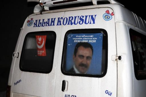 BBP lideri Yazıcıoğlu'nu taşırken düşen hekikoptere ulaşma çabaları aralıksız sürüyor. Helikopter için adeta bir ordu seferber edildi...