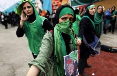 İranlılar 10. cumhurbaşkanlığı için sandık başına gitmeye hazırlanıyor. Yaşanan çekişmeler İran siyasetini, toplumunu tanımayanlarca rejimin çöktüğüne bile yorulabilir ancak İran'ı tanıyanlar bunun yanılgı olacağını belirtiyor