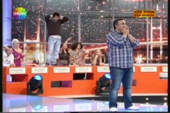 Sonunda beklenen oldu... Show TVde Acun Ilıcalının sunduğu Var mısın yok musun yarışmasında bir yarışmacı 128 milyarı reddedek kutuya gitti ve 500 milyarı kazandı.