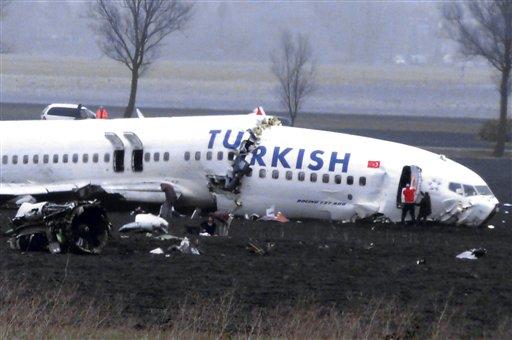 Türk Hava Yolları'na ait uçak, Hollanda'nın Amsterdam kentinde Schiphol havaalanına inerken yere çakıldı.