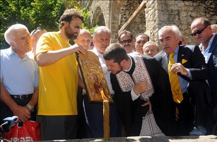 Sümela Manastırını ziyarete gelen aralarında Yunan vekilin de olduğu Yunan ve Rus turistler manastırda ayin yapmak istediler. Ayine yasal olmadığı gerekçesiyle Müzeler Müdürü tarafından izin verilmedi.