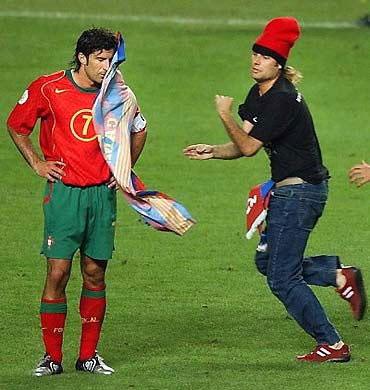 Jimmy Jump 2004 Avrupa Futbol Şampiyonası finalinde, Portekizli Figo'ya fanatik taraftarı olduğu Barcelona'yı bırakmasının öfkesini gösterdi...