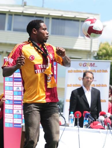 Galatasaray, Keita'yı renklerine bağladı. Galatasaray, dün İstanbul'a getirdiği Abdul Kader Keita ile üç yıllık sözleşme imzaladı.
