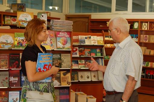 Okurla kitap oluşturma konusundaki bütün bu sıkıntıları teşhis ederek hizmete soyunduklarını söyleyen Moral Kitap Kulübü Genel Müdürü, Halukk İmamoğlu arkadaşımız Feyza Tanık'a, tüm sıkıntıları bitirecek çözümlerle hizmet verdiklerini anlattı.