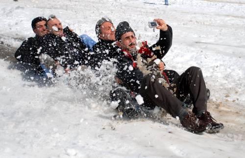 Rize'nin Çamlıhemşin ilçesine bağlı turizm merkezi Ayder Yaylasında düzenlenen 3.Çamlıhemşin Ayder Kardan Adam Şenliğinde eğlenceli anlar yaşamıştı.