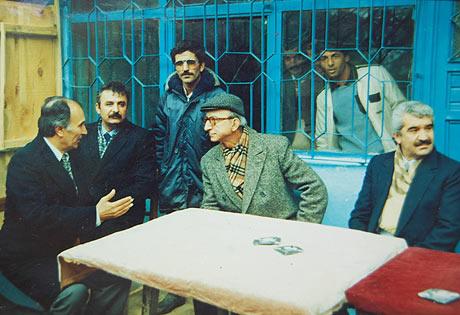Olaylar sırasında CHP saflarında yer alan Kaya, parti üyesi olmadığı yönündeki iddialara da sert çıkıyor. Kaya, iddia sahiplerinin Deniz Baykal ve Erdal İnönü ile çekildiği fotoğraflarını görmesini istiyor.
