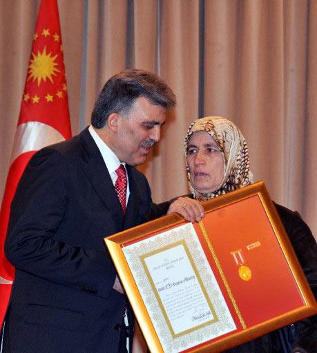 Cumhurbaşkanı Gül, 2007-2008 yıllarında TSK ve emniyet mensubu olarak görev yaparken şehit olanların yakınlarıyla malul ve gazi 61 kişiye Devlet Övünç Madalyası verdi.