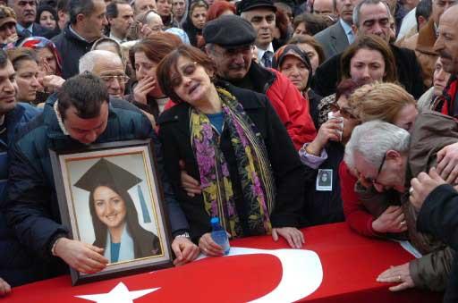 Gümüşhane'nin Zigana Dağı bölgesinde çığ düşmesi sonucu hayatını kaybeden 10 kişi son yolculuğuna uğurlandı. Trabzon Valiliği önündeki törende acı, gözyaşı ve hüzün vardı.