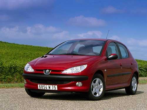 PEUGEOT-206 Fever 5K Otm-Şehir dışı yakıt tüketimi 100 km'de 3.6, şehir içi yakıt tüketimi 5.5 litre.