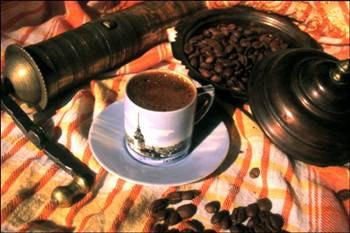 Dünyada en çok yetişen kahve çekirdeği Coffea Arabica ve Coffea Carephora (Robusta). Arabica; iklim koşullarına karşı çok dirençli olmadığından yetiştirilmesi zor oluyor ve pahalıya satılıyor. Carephora (Robusta); iklim koşullarına karşı daha dirençli olduğundan kolay yetiştiriliyor ve ucuza satılıyor. Robusta çekirdekleri Arabicaya göre iki kat fazla kafein içeriyor.