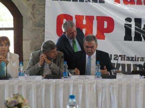 CHP İzmir adaylarının toplantısında milletvekili M. Ali Susam ile İzmir Belediye Başkanı Aziz Kocaoğlu arasında çok sert bir tartışma yaşandı. Kocaoğlu toplantıyı terk etti.
