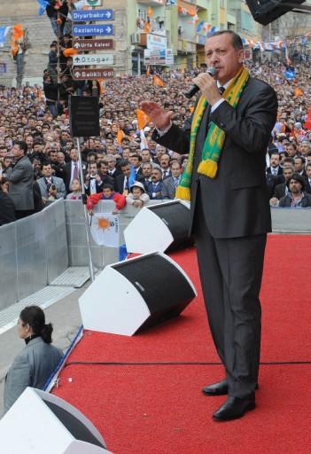 AK Parti Genel Başkanı ve Başbakan Recep Tayyip Erdoğan'ın Şanlıurfa mitinginde izdiham yaşandı. Erdoğan, aşırı kalabalıktan dolayı Şanlıurfa'daki miting alanına giremedi