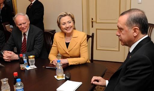 ABD Dışişleri Bakanı Hillary Clinton, eşinin Başbakan olduğu yıllardaki resmi ziyaretinden yıllar sonra bu kez bakan sıfatıyla resmi bir ziyaret için Ankara'yı ziyaret etti.