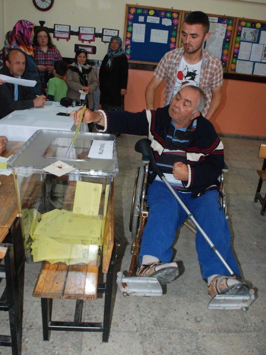 Vatandaşlık görevlerini yerine getirmek için oy kullanacakları okullara gelen ağır bedensel engelli vatandaşlar, yine önce merdiven sonra sandık görevlileri engeliyle karşılaştı.