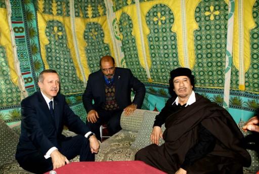 Başbakan Erdoğan ile Libya Lideri Albay Muammer Kaddafi arasındaki görüşme sona erdi. Albay Kaddafi'nin çadırında yapılan görüşme, yaklaşık iki buçuk saat sürdü. Erdoğan'ın ABD'nin bombaladığı binanın defterine düştüğü not dikkat çekti.