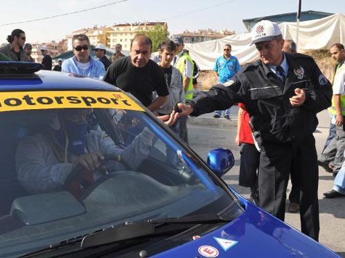 Bu yıl ilki düzenlenen Başkent Rallisi'nde modifiyeli araçlar piste çıkacakken, yarışa katılanları hayrete düşüren bir olay yaşandı. Ralli alanına dalan trafik polisleri, katılan araçlara denetim yaptı, ruhsat istedi