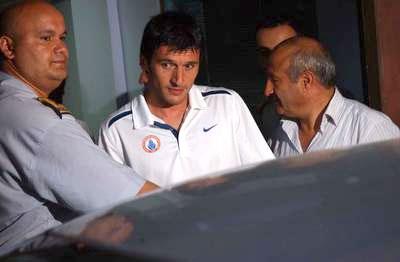 İBRAHİM AKIN 30 YIL
İBBli futbolcu İbrahim Akının 12,5 yıldan 30 yıla kadar hapsi isteniyor. Şu maçlarla suçlanıyor:
1- 1 Mart 2011 İBB Spor-Fenerbahçe maçında şike.
2- 15 Mayıs 2011 Trabzonspor-İ.B.B
Spor maçında teşvik primi.
3- 11 Mayıs 2011 Beşiktaş-İ.B.B
Spor kupa final maçında şike.