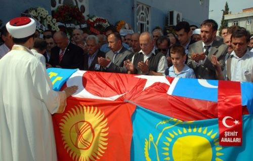 Trafik kazasında hayatını kaybeden gazeteci Kemal Çapraz, Tuzla'da toprağa verildi. Çapraz'ın tabutu, Türk Cumhuriyetlerinin bayraklarıyla örtüldü.