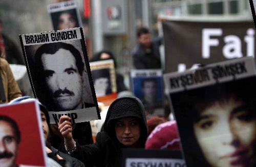 Beyoğlu'nda, eylem yapan 'Cumartesi Anneleri', gözaltındayken kaybolan yakınları için JİTEM'i adres gösterdi.