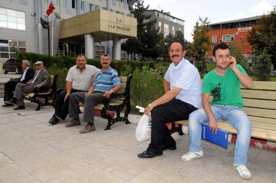 Van Valisi Münir Karaloğlu, daha önce polis barikatlarıyla kapalı olan Valilik Bahçesini vatandaşların istifadesine sundu. Vatandaşlar artık burada sohbet edip dinleniyor...