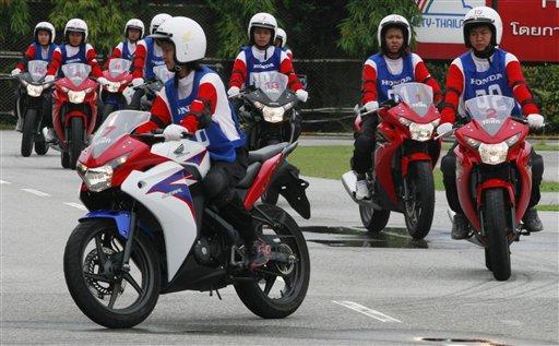 Tayland'da kadınlara VIP hizmeti verecek 40 kişilik 'Polis Birliği' kuruldu ve birlikte göre yapacak kadın polisler eğitime alındı.