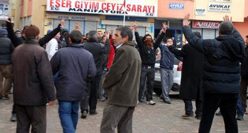 Bulanık'ta DTP'nin kapatılmasını bahane eden bir grubun gösterisi sırasında ateş açılması sonucu ölenlerden Nejmi Oral'ın cenazesi toprağa verilirken, ateşi açan Turan Bilen'in evi taşlanınca polis müdahale etti.
