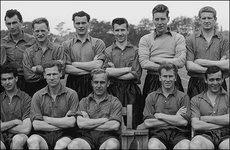 İngiltere Milli Takımı'nın eski futbolcusu ve teknik direktör Sir Bobby Robson'un 76 yaşında İngiltere'nin County Durham kentindeki evinde kansere yenik düştüğü bildirildi.