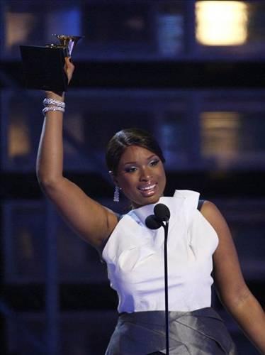 500 BİN DOLAR 
Jennifer Hudson'ın nişanlısı, güzel oyuncuya 5 karatlık muhteşem bir yüzükle evlenme teklif etti. Neil Lane tasarımı yüzüğün değeri 500 bin dolar!