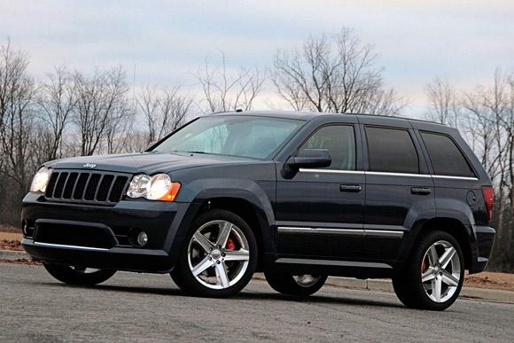 Jeep Grand Cherokee <p>
Arazi araçlarını lüks ve şehirli bir karaktere büründüren ilk modellerden biri olan Jeep Grand Cherokee, bugünün lüks SUV kavramını yaratan modellerin ilki olarak kabul edilebilir.