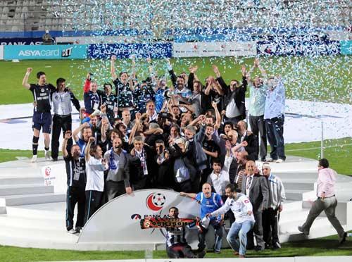 5 bin Karşıyakalı sahaya indi, Kasımpaşalılar soyunma odasına kaçtı, Alparslan'ın kafasına koltukla vuruldu, çok sayıda asker, futbolcu ve taraftar yaralandı.