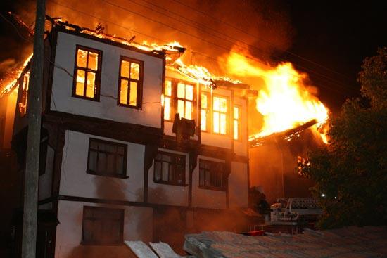 Kastamonu Aktekke Mahallesi Acısu sokakta meydana gelen yangın sonrası 2 ev tamamen yandı.