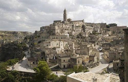 Hotel SantAngelo, İtalya  - Güney İtalya Matera kasabasında yer alan Hotel Sant'Angelonun 16 adet odası bulunuyor. Unesconun da koruması altında olan bölgedeki otelin fiyatları 200 eurodan başlıyor.