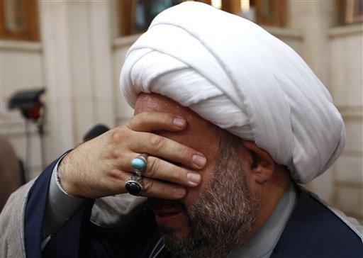 Fadlallah'ın uzun süren rahatsızlığının ardından önceki gün ölümü üzerine hükümetin ulusal yas günü ilan ettiği Lübnan'da bugün okullar ve devlet kurumları kapanırken, Fadlallah'ın fotoğraflarını taşıyan siyahlar içindeki kalabalık, cenazenin camiye taşınmasına eşlik etmek üzere ilk önce dini liderin Beyrut'un güneyindeki evinin önünde toplandı.