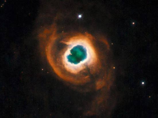 Bu muhteşem derin alanlı uzay görüntüsü, yerini bir üst modele bırakmaya hazırlanan Hubble uzay teleskopunun 2 numaralı kamerası WFPC2 tarafından dünyaya gönderilen son uzay fotoğrafı. Yeşil hidrojeni, mavi oksijeni, kırmızı ise azotu gösteriyor