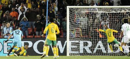 FIFA Konfederasyon Kupası'nın açılış maçında Güney Afrika ile Irak 0-0 berabere kaldı. Güney Afrika maçın 83. dakikasında öyle bir gol kaçırdı ki talihsiz futbolcu bile 'o an ölmek' istedi.