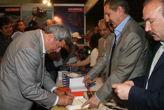 Kocaeli Büyükşehir Belediyesinin bu yıl ilkini gerçekleştirdiği Kitap Fuarı, İnterteks Fuar Alanında, il protokolü ve 3 bine yakın vatandaşın katılımıyla açıldı.