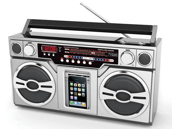 <p><strong><span style="color: #0000ff;">1976-1980'ler</span></strong></p>
<p>Muhtemelen en ikonik portatif müzik ayıgıtı, boombox'lar oldu. Ağırlığı nedeniyle bazı hiphop'çılarda ciddi omuz çıkıklarına neden olsa da, Boombox'lar Spike Lee klasiklerinden romantik John Cusack filmlerine her yerde karşımıza çıktı.</p>