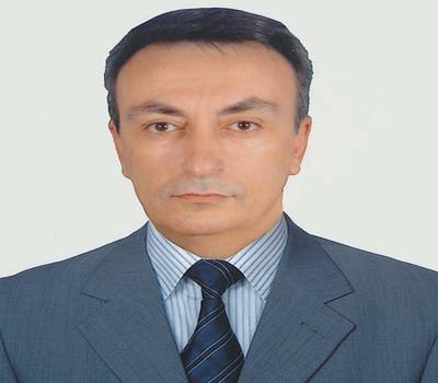Sorunlarımıza odaklanmalı ve daha talepkar olmalıyız<br><br>
<strong>TAMER DİNÇŞAHİN / TAŞIMACILIK VE LOJİSTİK HİZMETLER MESLEK KOMİTESİ: </strong> Komitelerin istekleri farkları olabilir. İhtisas komiteleri içerisinde karar çıkartıp bunları uygulayabiliyorsak daha başarılı olacağını zannediyorum. Lojistik ve Ulaştırma Komitemizin birkaç yıldır çok başarılı çalışmalar yaptığına inanıyorum. Ama 5 yıldır 4925 sayılı Taşıma Kanununu ve şikayetleri konuşuyoruz. Demek ki ihtisas komitemiz çözüm üretmiyor. Çalışma gruplarının veya ihtisas komitelerinin çok daha üretken olması lazım. Türkiyenin 2023 hedeflerine ulaşması performansı yeterli değil bizler için. Çünkü ihracata dönük bir çalışma içerisindeyiz. Ve ülke performansının dışında hareket edebilen bir kaide olmak zorundayız. Sorunlarımızın çözümü için sadece bakanlar veya üst kuruldaki kişilerle temaslar kurup dosya vermek veya onların nezdinde bu girişimleri başlatıp devam ettirmemek bizim en büyük sıkıntımız. Sorunlarımıza odaklanmamız lazım. Eğer odaklanamıyorsak, sorun ne yönetimde, ne bir başkasında, bizlerde olacaktır. Ben bir tek istekte bulunuyorum. Biz her şeyi yönetimden beklemeyelim. Biz hepimiz görev almak için çalışmalıyız. Yönetim Kurulu da bizlere görev vermek için çalışmalı. Yönetim gece gündüz çalışıyor. Buna inancımız sonsuz. Daha fazlasını istiyorsak bizler de talepkâr olmalıyız. Biz yönetime baskıcı olalım.