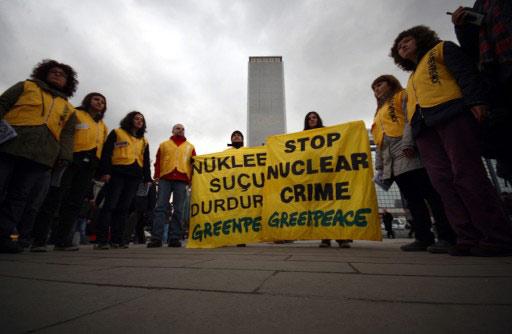 Greenpeace üyesi 6 kişi, ''nükleer santral ihalesini'' protesto etmek için Kızılay'daki gökdelene çıktı. 6 eylemci, polisin müdahalesi üzerine eylemlerini sonlandırdı. İşte o anlar: